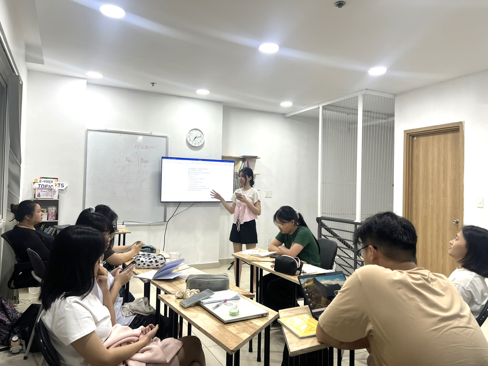TIẾNG ANH GIAO TIẾP TỪ CƠ BẢN ĐẾN LƯU LO&Aacute;T